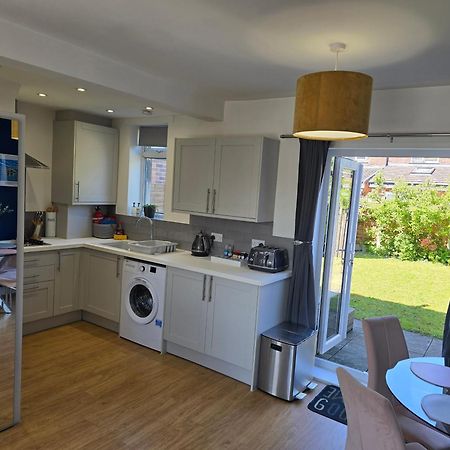 The Heart - Cosy 3 Bedroom House With Double Driveway And Garden In Mánchester Exterior foto